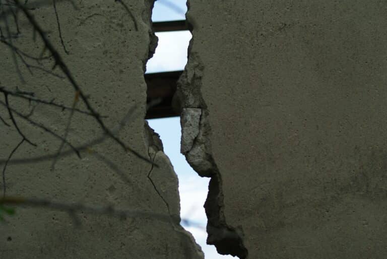 A,Close-up,View,Of,A,Significant,Crack,In,A,Building